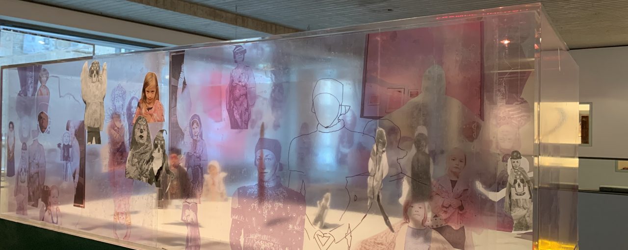 Unsere Schule in einer Vitrine
